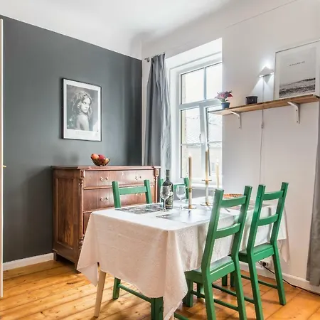 Old Park Apartment *
